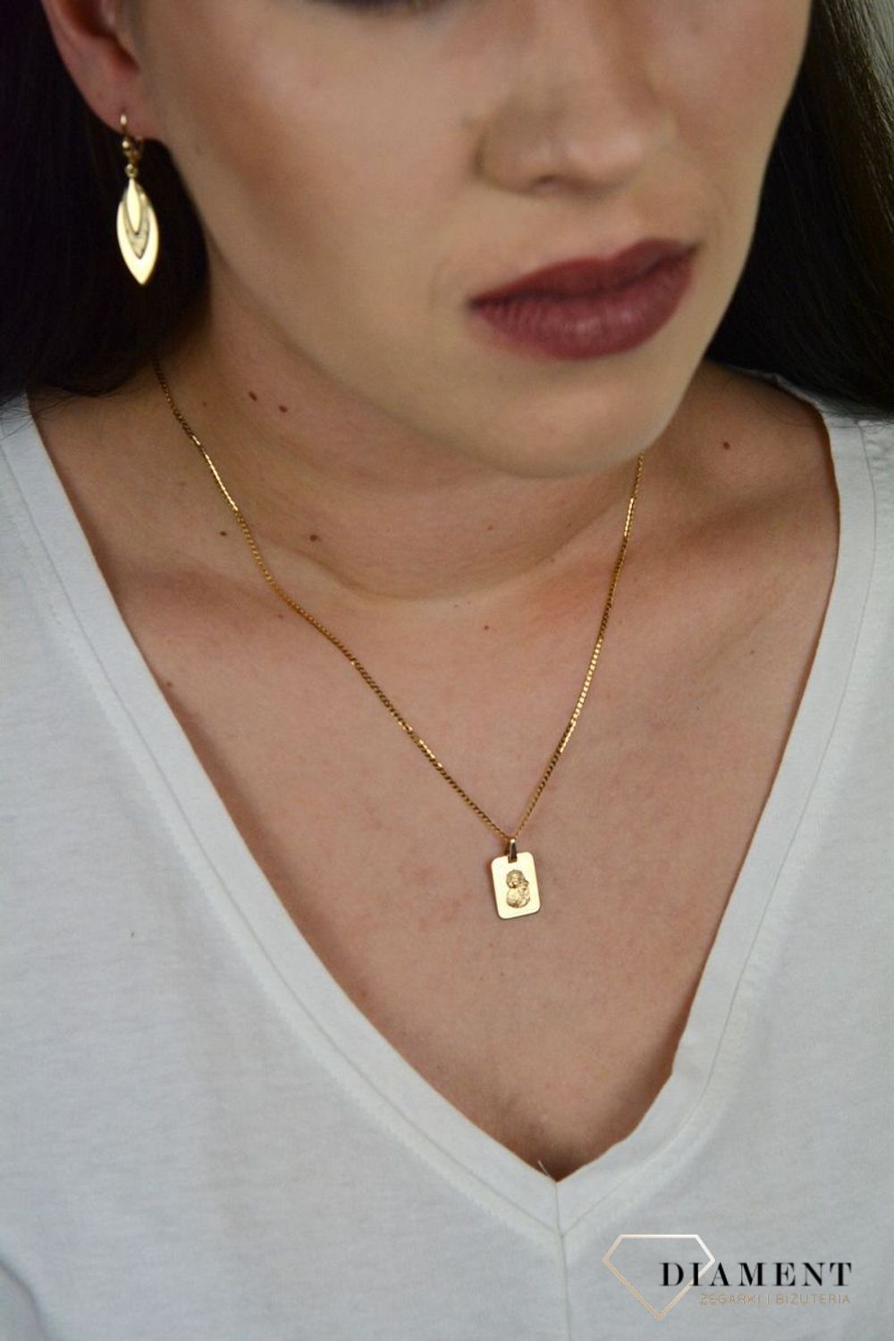 Estetycznie wykonana złota zawieszka prostokątna medalik z Matką Boską Częstochowską ZA 6057E.jpg